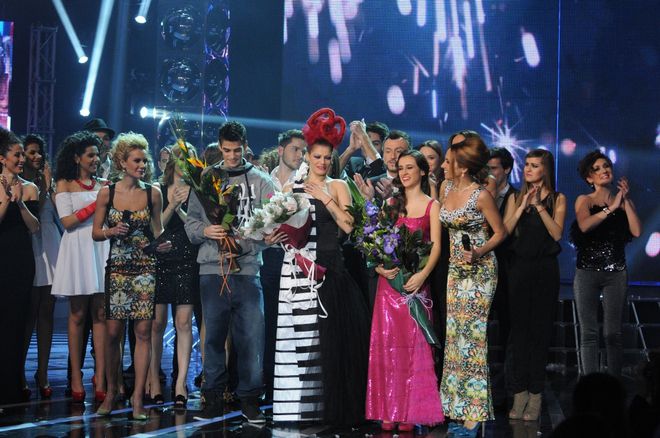 Финалистите в "X Factor-2" с победителката на сцената