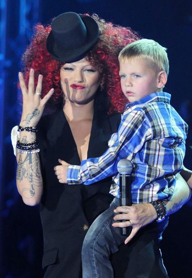 Жана със сина си на сцената на "X Factor-2"