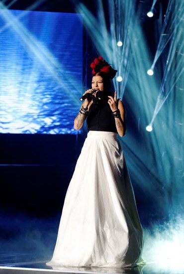 Жана с дълга бяла пола