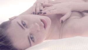 Майли Сайръс в клипа на Adore You