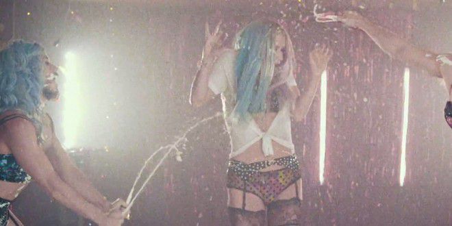 Кеша в клипа на Dirty Love