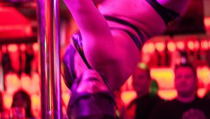 Танцьорка на пилон излиза с "Крашбрейк"