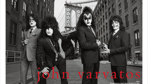 "Кис" позират в костюми "Джон Варватос"