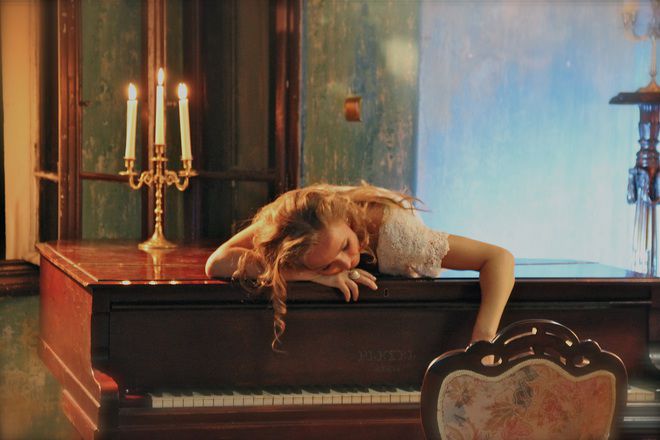 Марина Драгомирецкая лежи върху роял