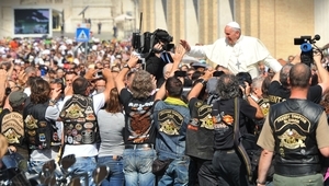 Папа Франциск благославя рокери