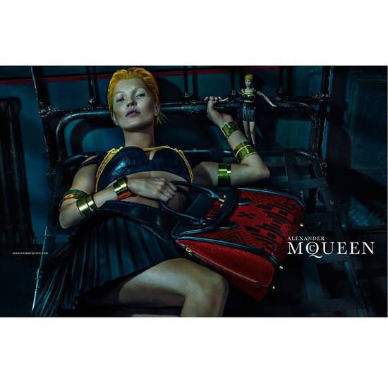 Кейт Мос е неузнаваема за Alexander McQueen