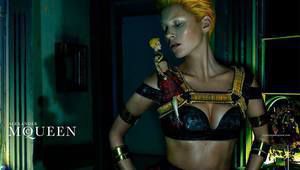 Кейт Мос неузнаваема с къса коса