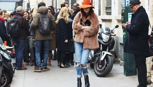 С късо палто и изтъркани джинси