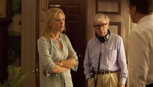 Уди Алън на снимачната площадка на "Син жасмин"