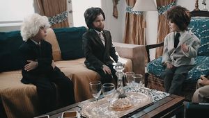 Деца разиграват сцена от "Американска схема"