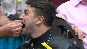 Александър Сано яде скорпион