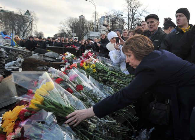 Катрин Аштън поднася цветя на барикадите в Киев