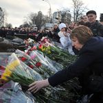 Катрин Аштън поднася цветя на барикадите в Киев