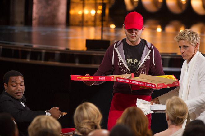 Елън Дедженъръс раздава пица на номинираните