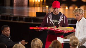 Елън Дедженъръс раздава пица на номинираните