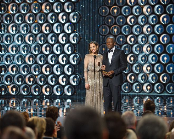 Анджелина Джоли и Сидни Поатие на сцената на "Оскарите"