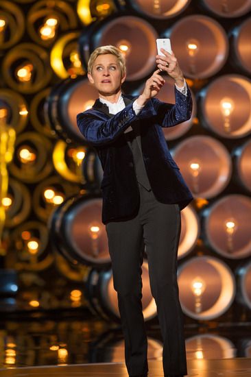 Елън Дедженъръс си прави автопортрет