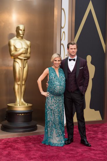 Крис Хемсуърт с бременната си съпруга Елза Патаки