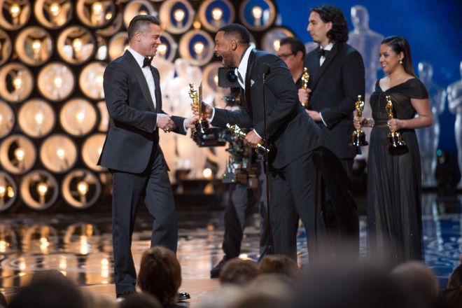 Уил Смит връчва "Оскара" на Брад Пит