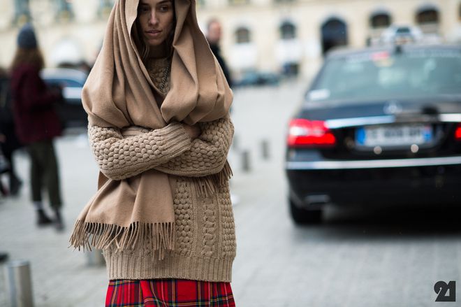 Големият пуловер на улицата