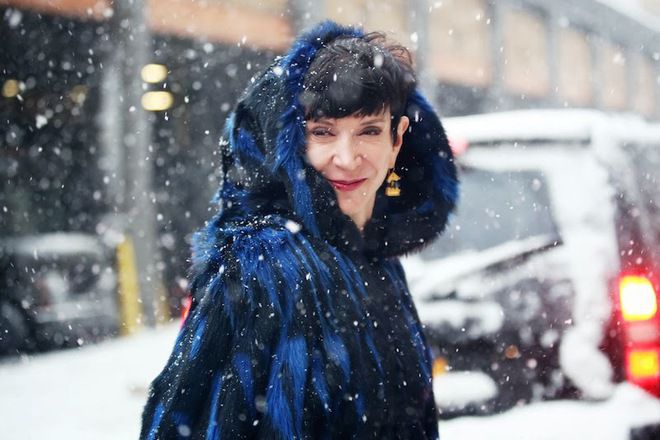 Модерна в снега с палто