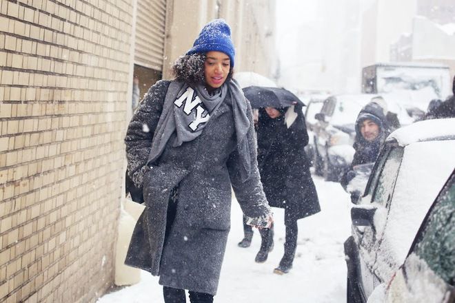 С цветна шапка за акцент