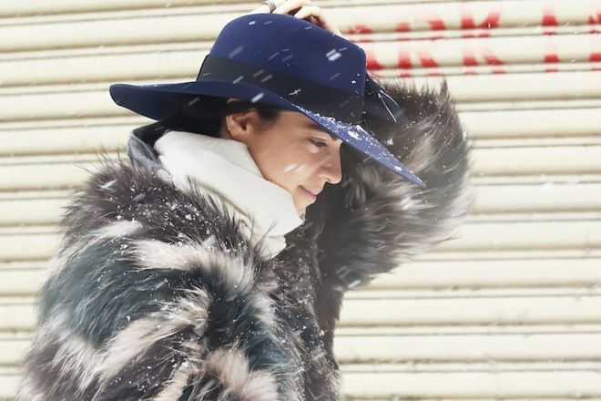 Вълнената капела като чадър срещу сняг