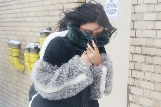 На топло в коженото палто