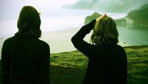 Карли Клос и Тейлър Суифт се любуват на пейзажа