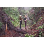 Тейлър Суифт и Карли Клос в гората