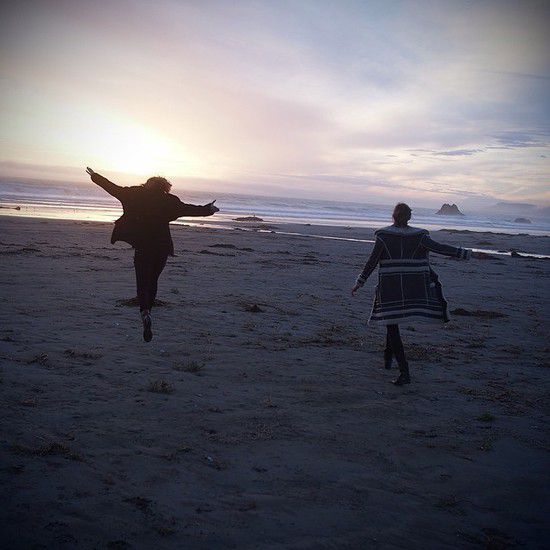 Карли Клос и Тейлър Суифт тичат по плажа
