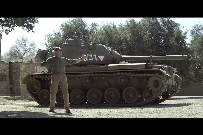 Arnold si pokazva tanka