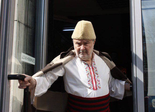 Васил Михайлов в народна носия