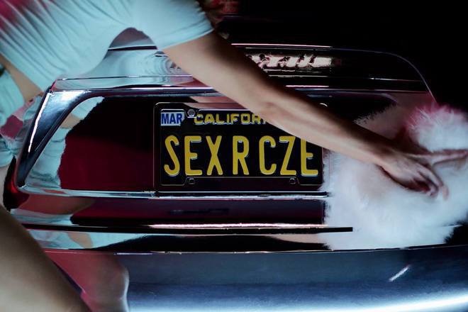 Kayli pozira za sexercize