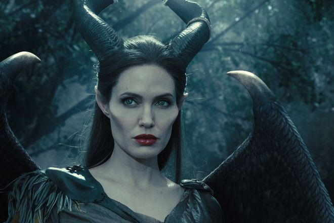 Andzhelina dzholi s krila