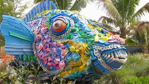 Риба папагал от... пластмасови отпадъци