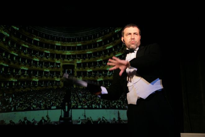 Hristo mutafchiev na stsenata na malak gradski teatar zad kanala