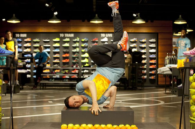 Брейк танци в спортни обувки Nike