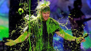 Марк Уолбърг, покрит със зелена слуз