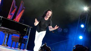 Яни на сцената