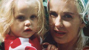 Малката Пийчес Гелдоф с майка си Пола Йейтс