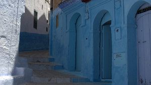 Оцветените в синьо врати и стени на стария град на Шефшауен