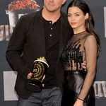 Чанинг Тейтъм с жена си и награда от MTV