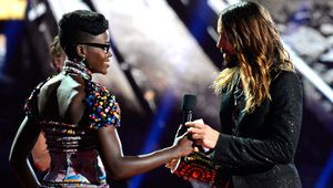 Лупита Нионго награждава Джаред Лето