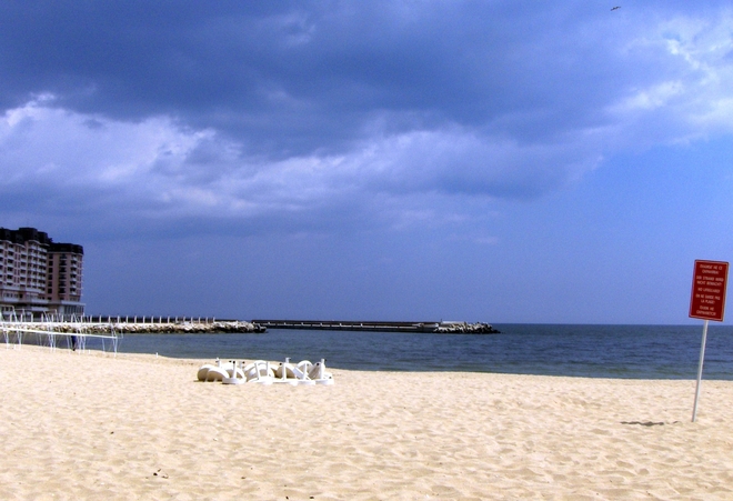 Пуст плаж край Варна