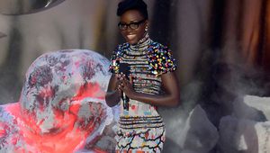 Лупита Нионго с очила на кинонаградите на MTV 2014