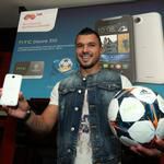 Валери Божинов с HTC Desire 310 и топката на УЕФА