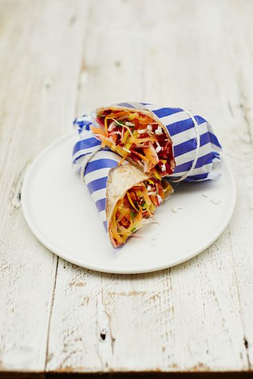 Салата "Дъга" в питка