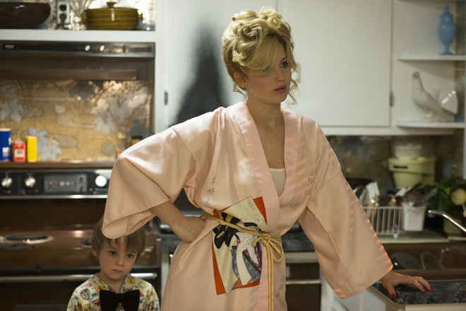 Дженифър Лорънс като домакиня и майка в "Американска схема" (2013)
