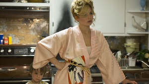 Дженифър Лорънс като домакиня и майка в "Американска схема" (2013)